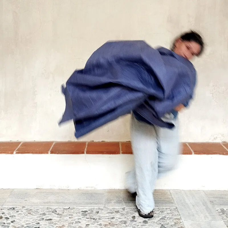 Laëtitia Escalier en mouvement, châle bleu déployé dans le flou