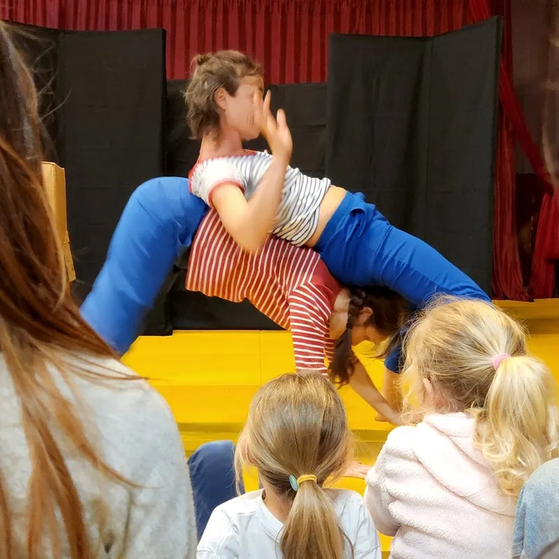 Le spectacle Toi & Môa joué devant un public de très jeunes enfants